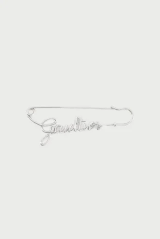 Η ασημί Καρφίτσα Gaultier