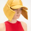 Το κίτρινο καπέλο τύπου bucket