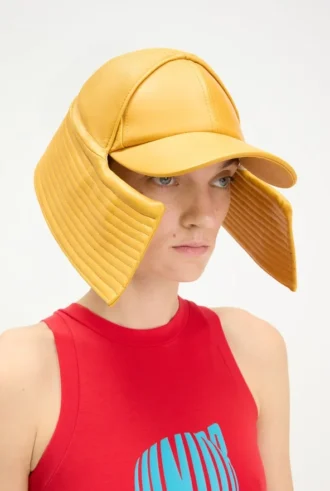 Το κίτρινο καπέλο τύπου bucket