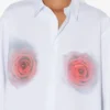 Το κόκκινο πουκάμισο με το σχέδιο «Blurry Roses»